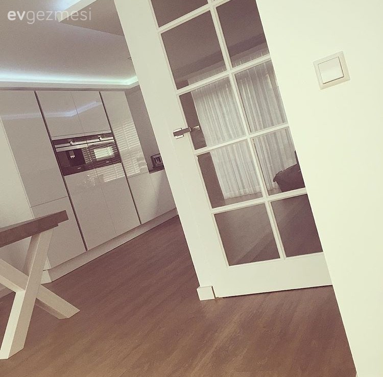 Sevcan hanımın bakır detaylarla şık bir görünüm alan, keyifli evi.