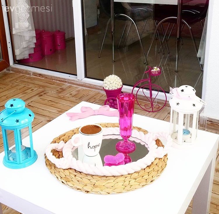 Zeliha hanımın yeni evinde, cıvıl cıvıl bir dekor..