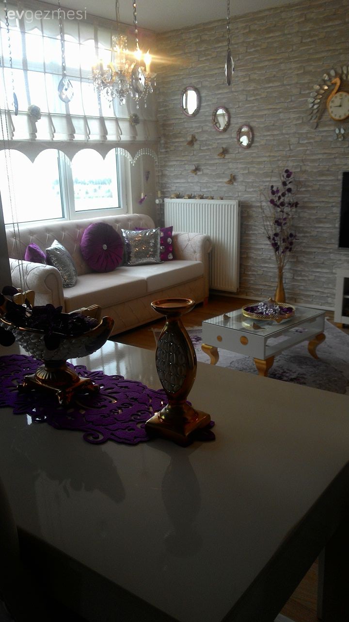 Sari ve beyazla birlikte Mor renk