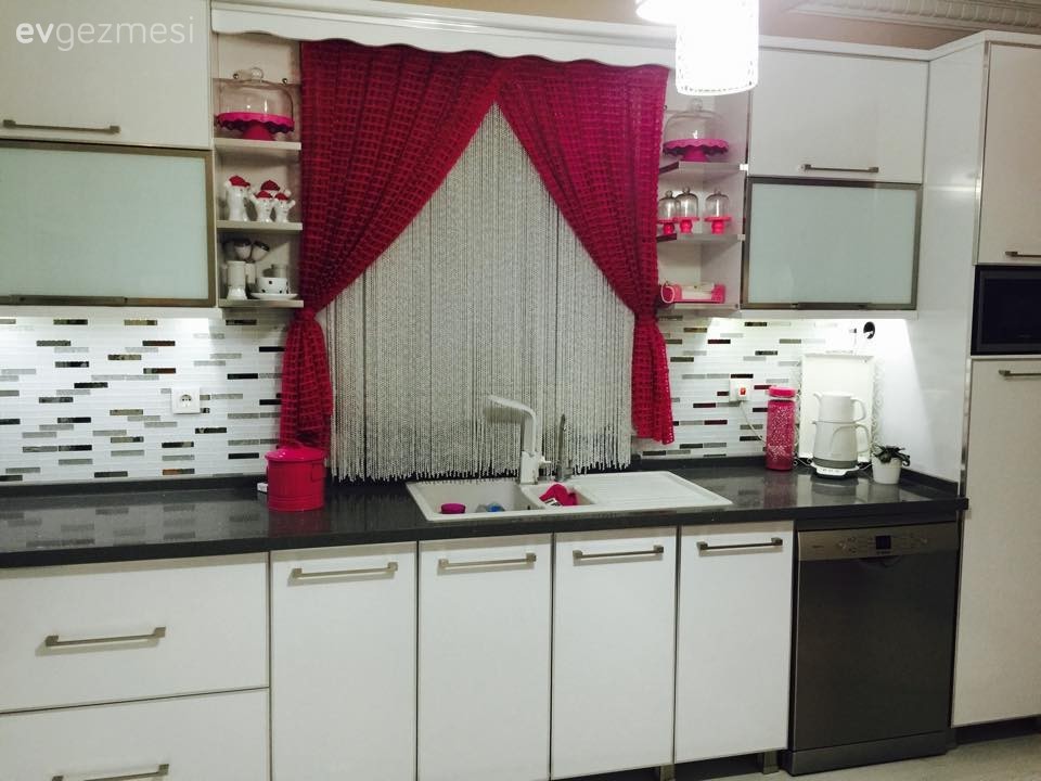 Kırmızı, Mutfak, Perde