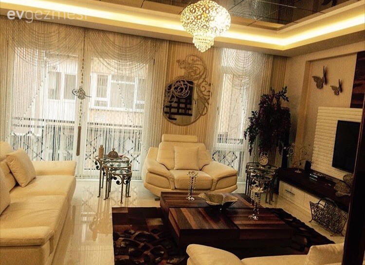Aynalarla şık ve göz alıcı görünüm yakalanmış bir salon..
