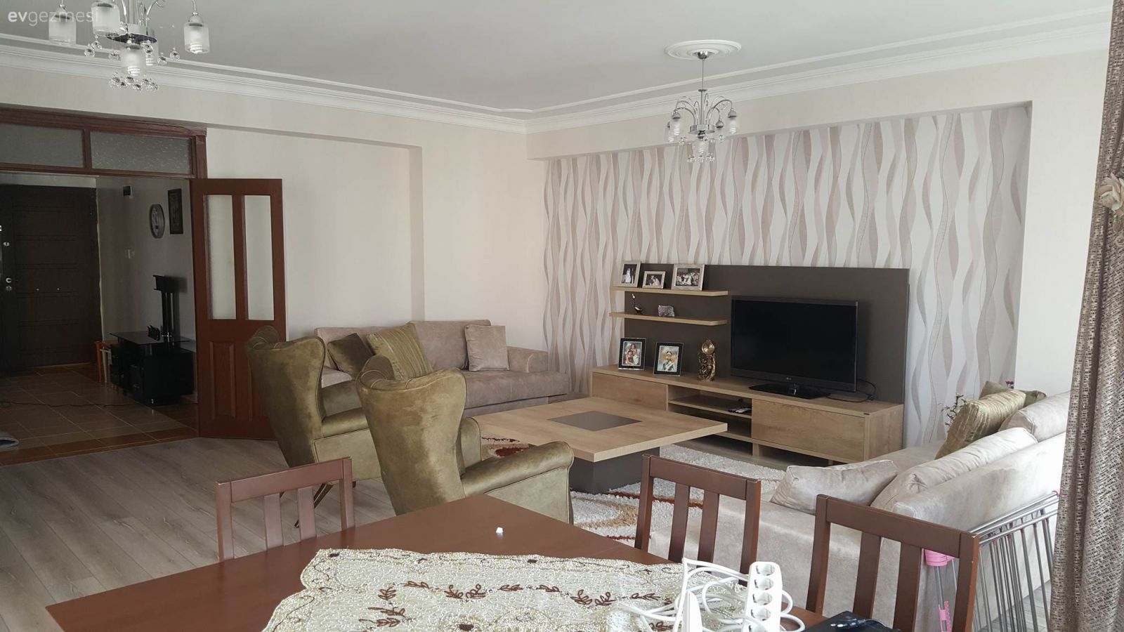 Yeni gelen mobilyalarla beraber salonu nasıl düzenlemeli? Fikirleri bekleriz!