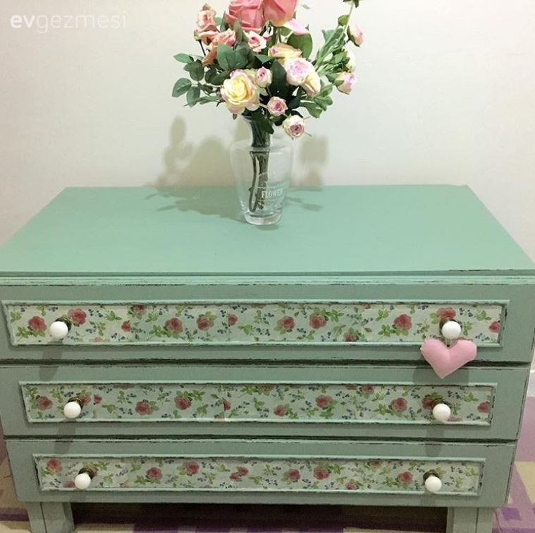 Şule hanımın çiçekler açtırdığı depoda atıl duran komidin..