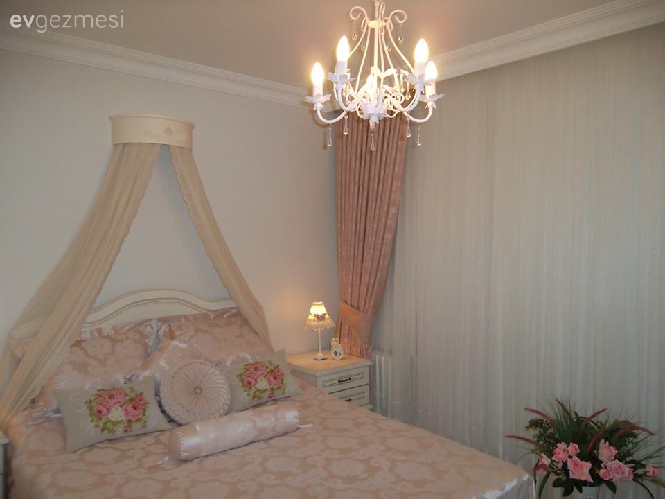 Aylin hanımın pembe nüanslarıyla zenginleşen zarif ve sıcak evi..