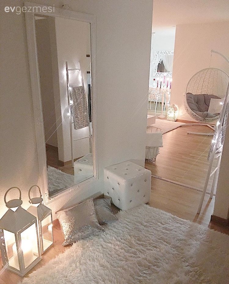 Bu salonda kafes salıncak, pastel tonların hakimiyetine neşe katıyor!