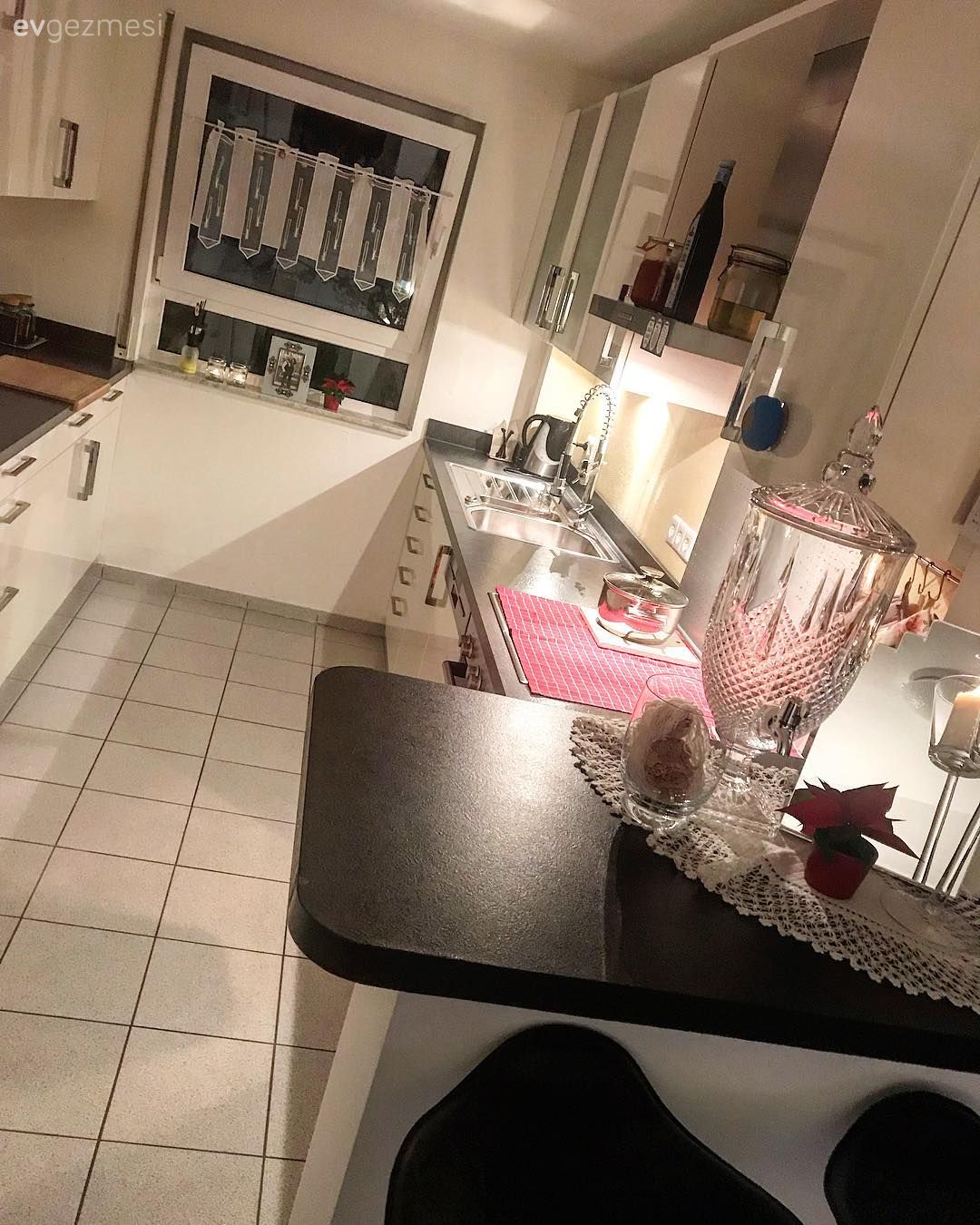 Kırmızı Detaylar Bu Eve Cazibe Katıyor