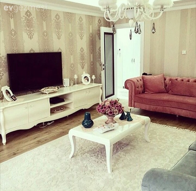 Avize, Duvar kağıdı, Halı, Orta sehpa, Pembe, Salon, Tv ünitesi, Aydınlatma