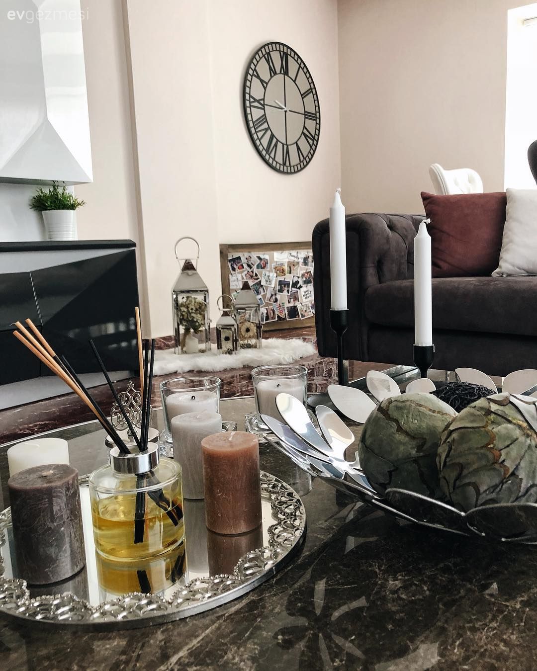 Salon, Mum, Orta sehpa, Duvar saati, Ayna