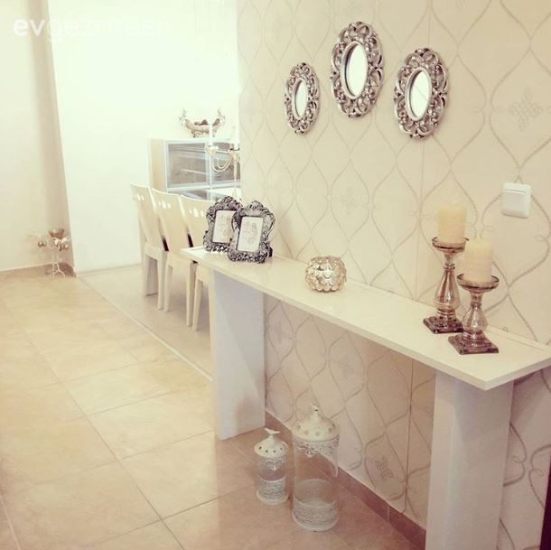 Şeyna hanımın nötr renklerde evinde, sofistike bir dekor..