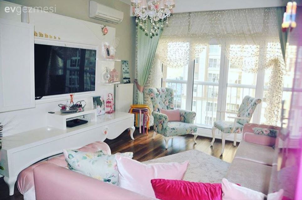 Berjer, Pembe, Perde, Salon, Tv ünitesi, Yeşil, Küçük Ev, Küçük salon dekorasyonu