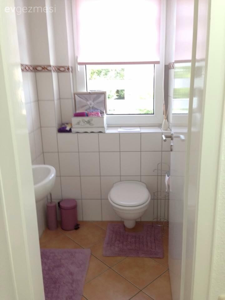 Pembe tonlarının beyaz mobilyalarla kullanıldığı zarif bir ev..