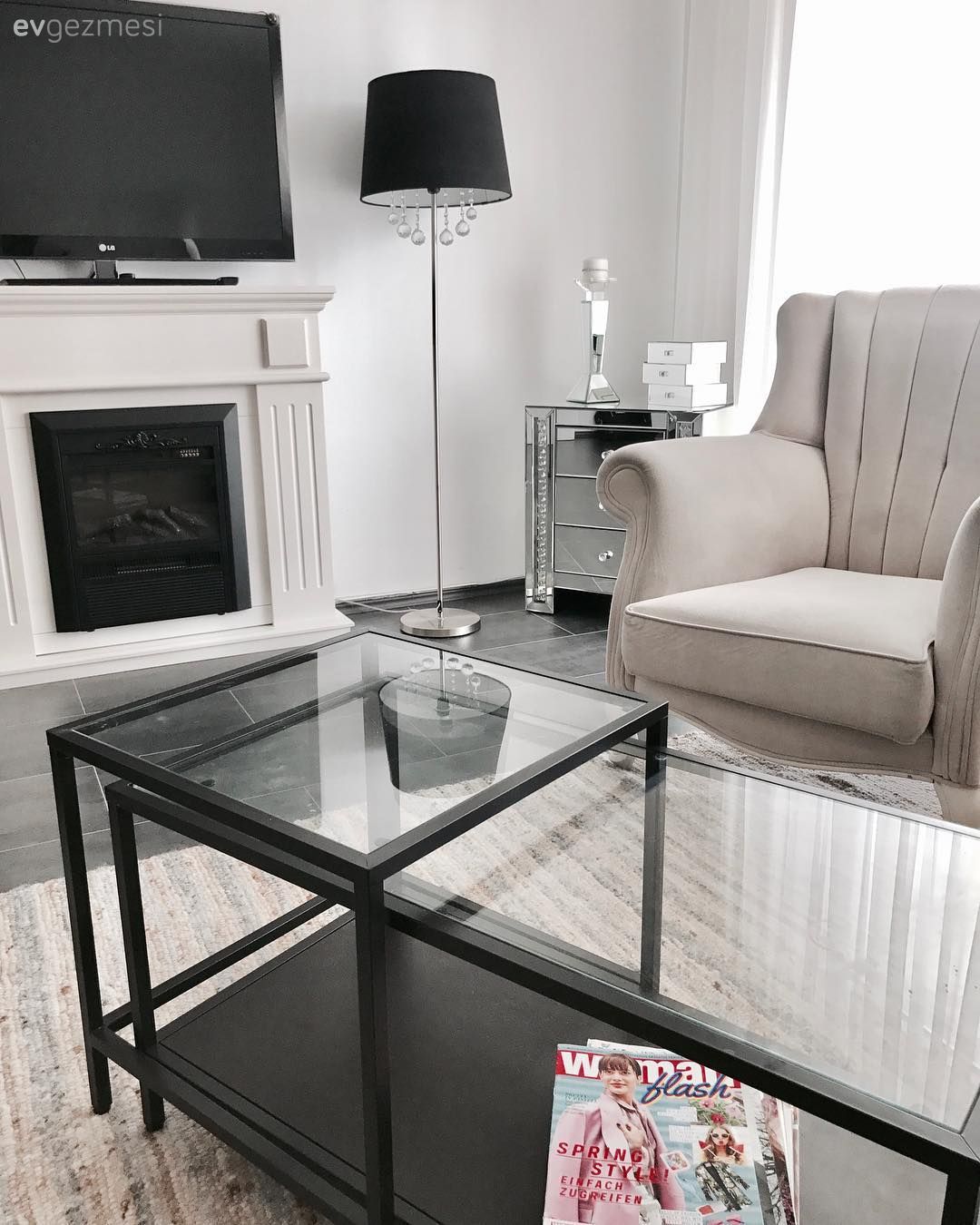 Salon, Lambader, Orta sehpa, Berjer, Şömine, Halı