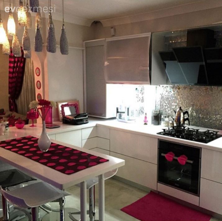 Aydınlatma, Beyaz mutfak, Halı, Mutfak, Mutfak aksesuarları, Pembe