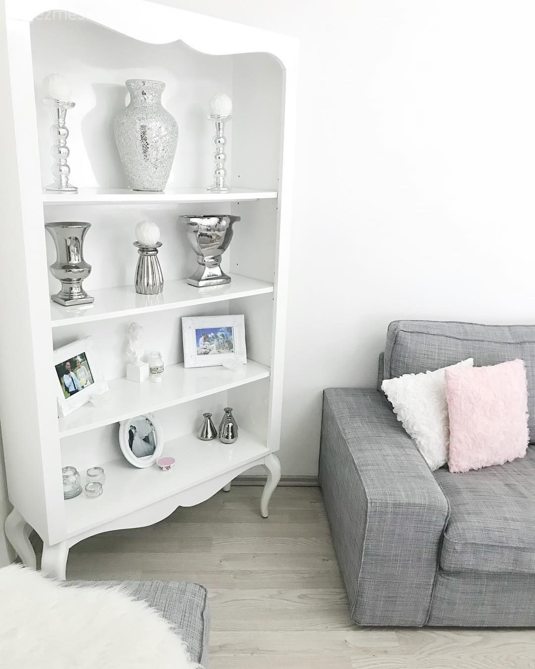 Gri, beyaz uyumuna gümüş detaylar ve aynaların göz alıcı hissi..