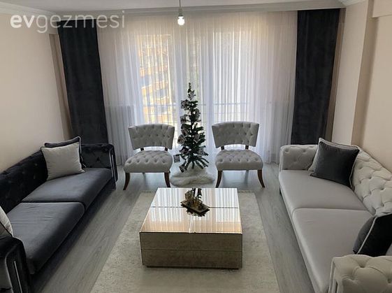 Bu Salonda Gri ve Beyaz Renkler Ahşap Dokusuyla Bir Arada