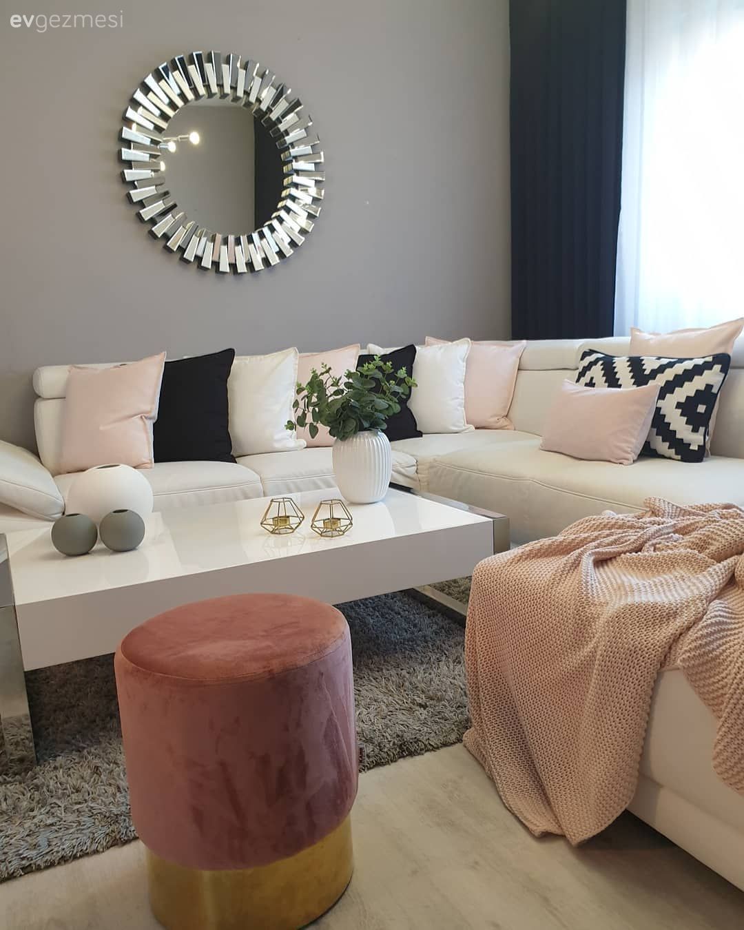 Salon, Halı, Puf, Pembe, Altın, Koltuk örtüsü, Orta sehpa, Ayna, Kırlent