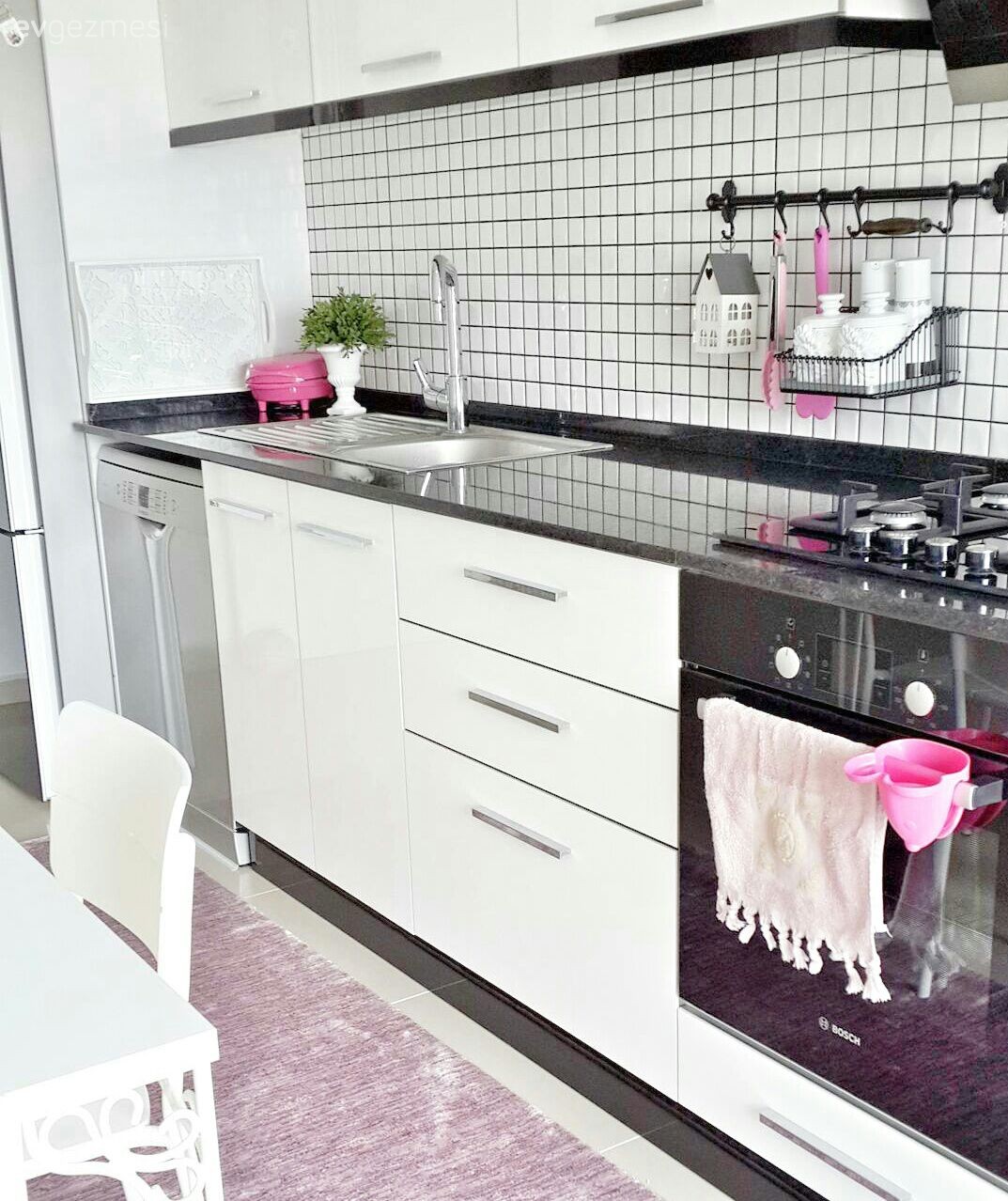Beyaz mutfak, Halı, Mor, Mutfak, Mutfak aksesuarları