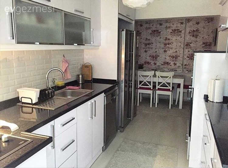 Beyaz mutfak, Mutfak, Mutfak masası