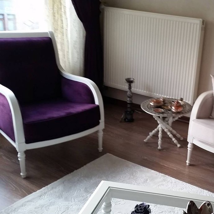 25 yıllık mobilyaların yenilenmesiyle, dönüşüm geçirmiş bir salon..
