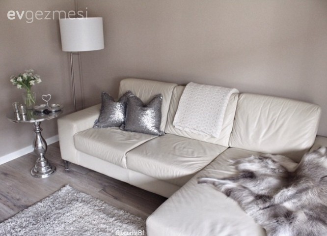 Doğal tonların maviyle karakterlendiği, abartıdan uzak, şık bir dekor.