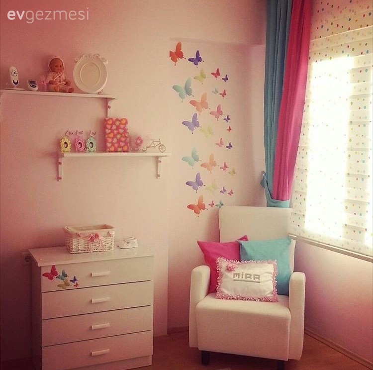 Burcu hanımın siyah-beyaz kontrastında, sürekli değişim içindeki evi..