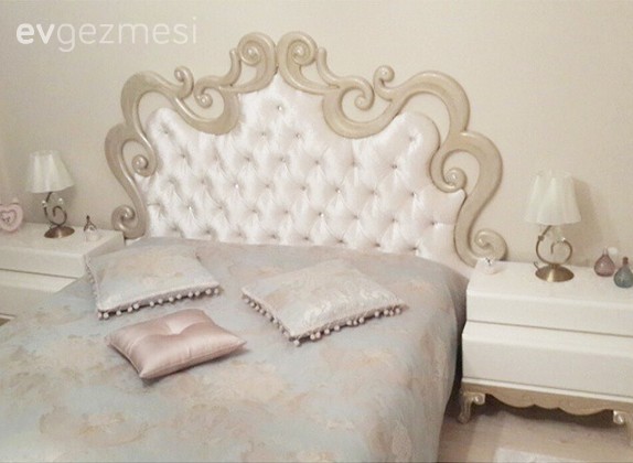 Mavi, pembe ve çiçek desenlerle country bir ev