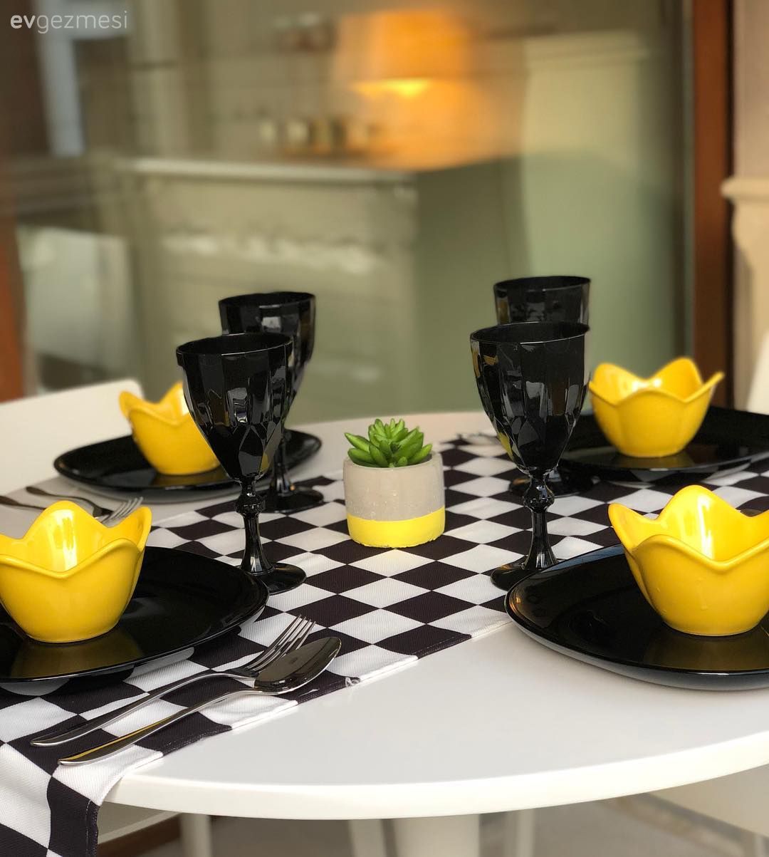 Bu Evin Keyifli ve Şık Çizgisine Aynalar Damga Vuruyor