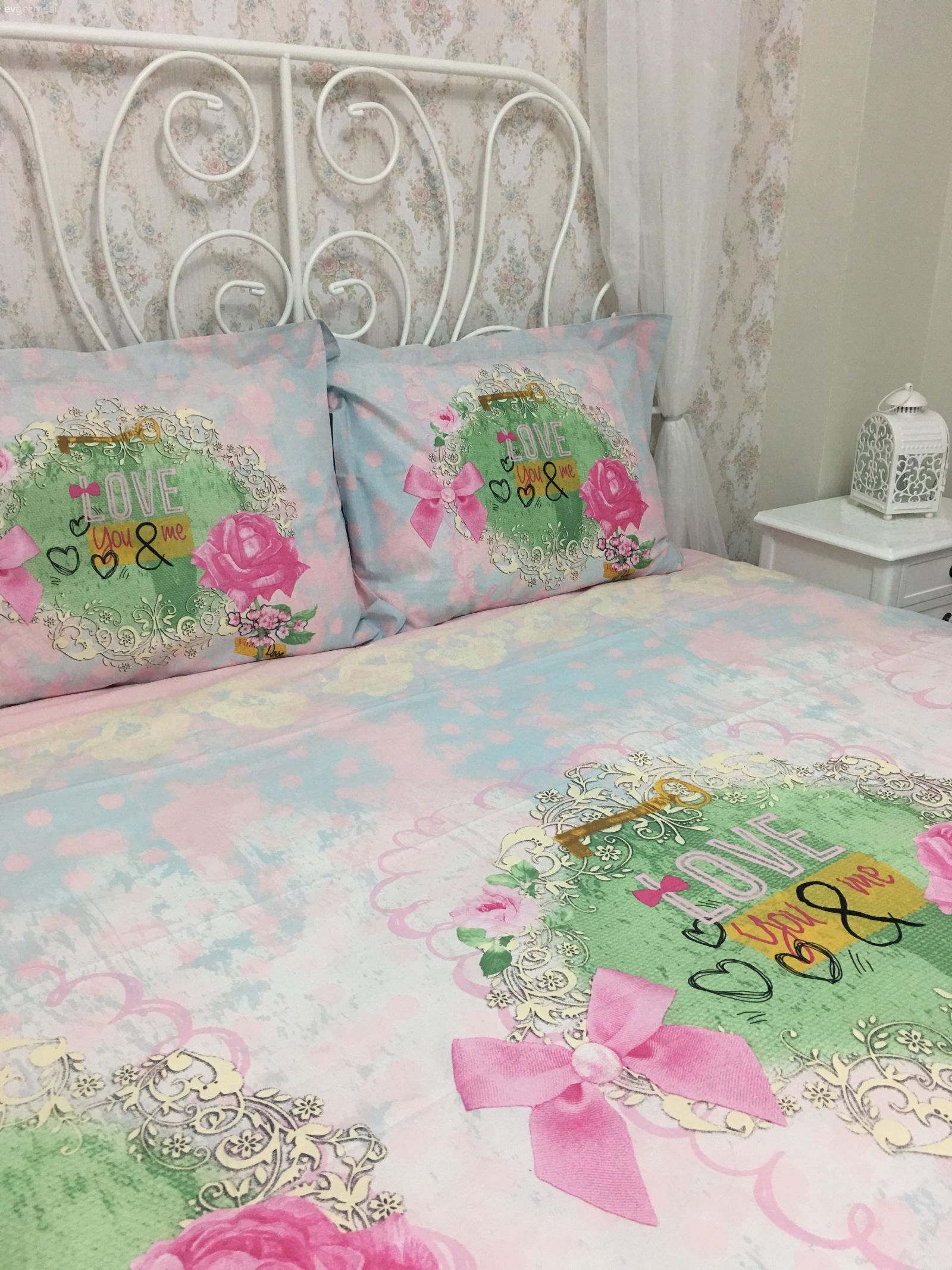 Bir bölümde sadelik, diğerlerinde neşe. Rabia hanımın keyifli evinden..