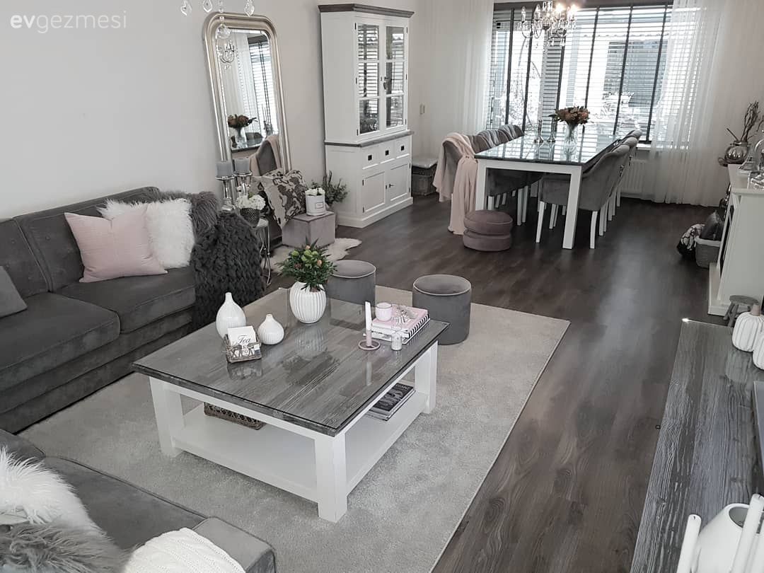 Katalog Çekimlerinden Fırlamış Gibi Köşelerle Dolu Bir Salon