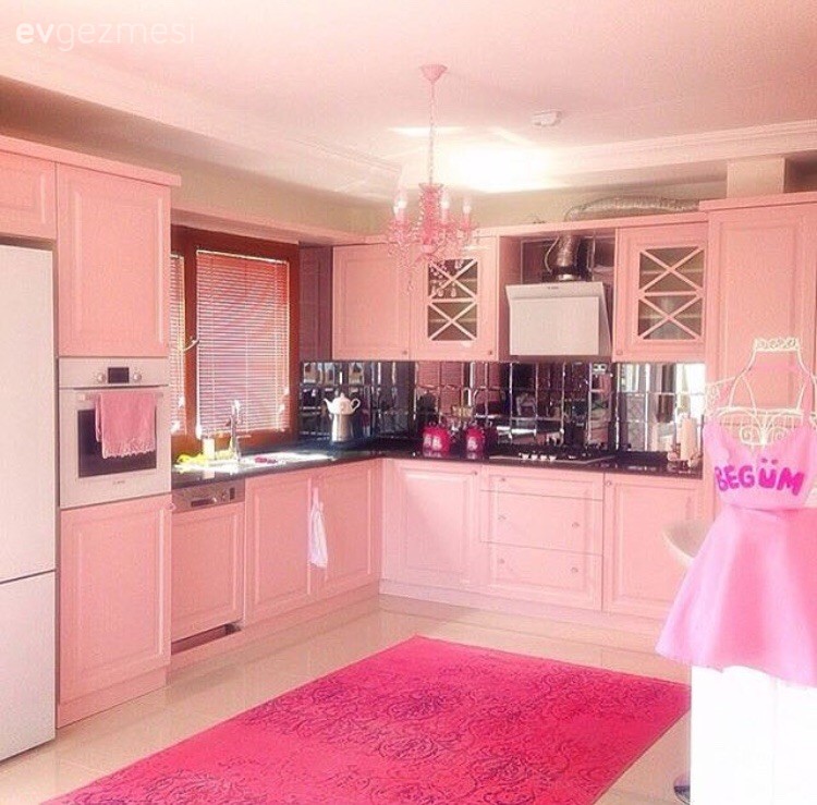 Перекрашу квартиру в розовый. Розовый цвет в интерьере кухни. Кухня в розовом цвете. Кухонный гарнитур розовый. Розовые стены на кухне.