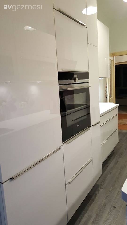 Derya hanımın desenli tezgah arasıyla çehresi yumuşayan modern mutfağı