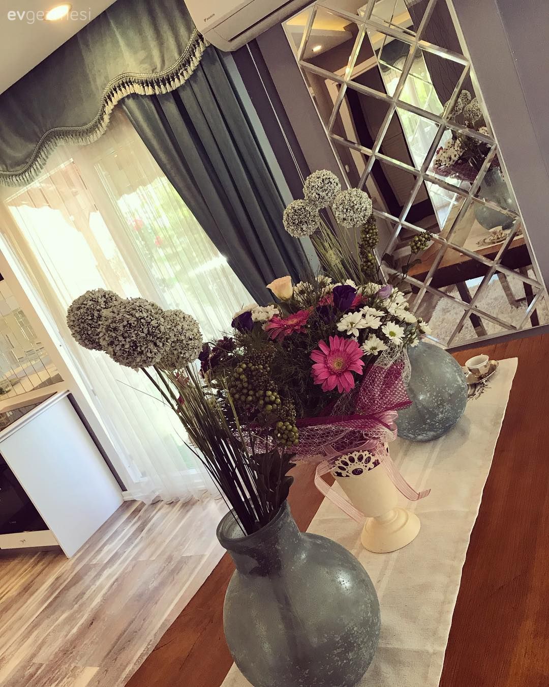 Beklenmedik Yerlerde Aynalarla Süslenmiş Sofistike Ortam