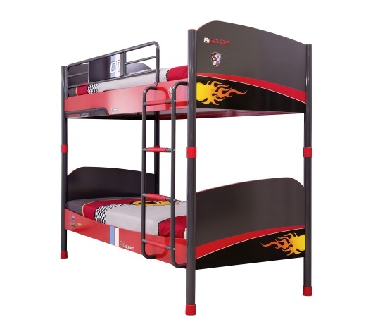 Biri 9, diğeri 3 yaşında iki oğlumun odasının dekorunda zorlanıyorum.