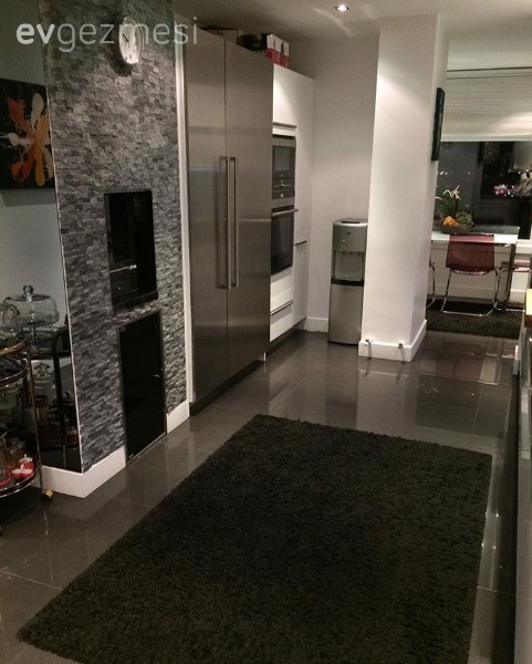 Bu evin harika manzarası bile sofistike dekorasyonunun önüne geçemiyor..