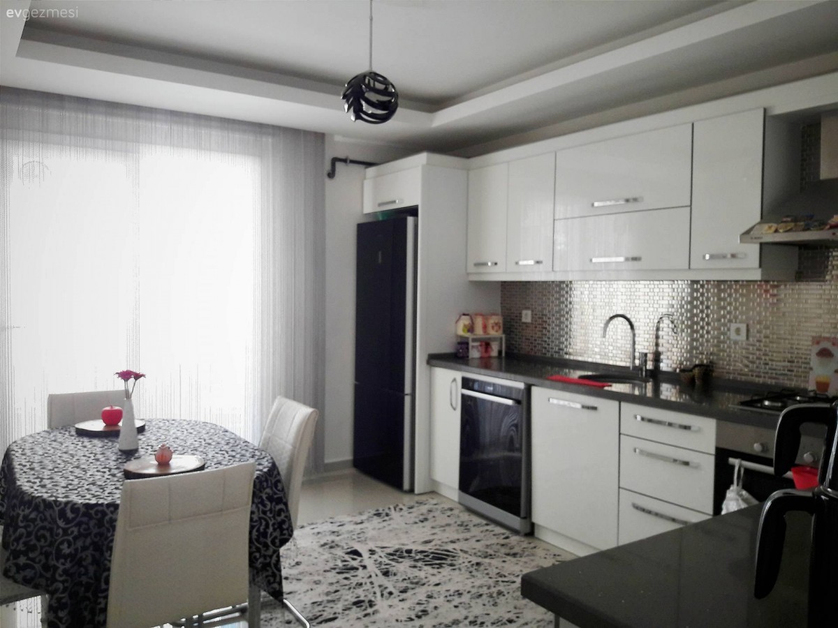 Beyaz mutfak, Halı, Mutfak, Mutfak masası