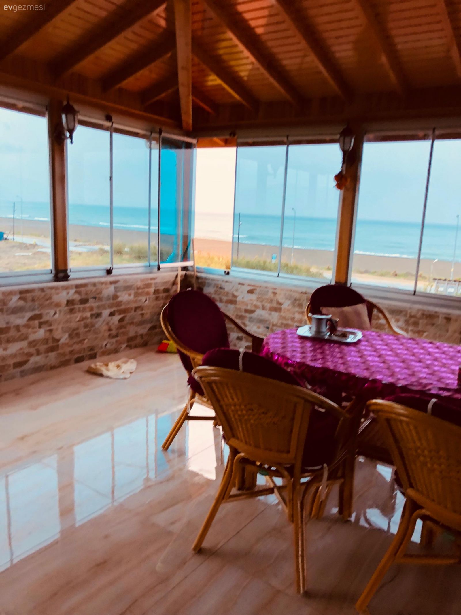 Şahane bir manzaraya sahip teras, klasik stil iç mekan. Aygül hanımın evinden..