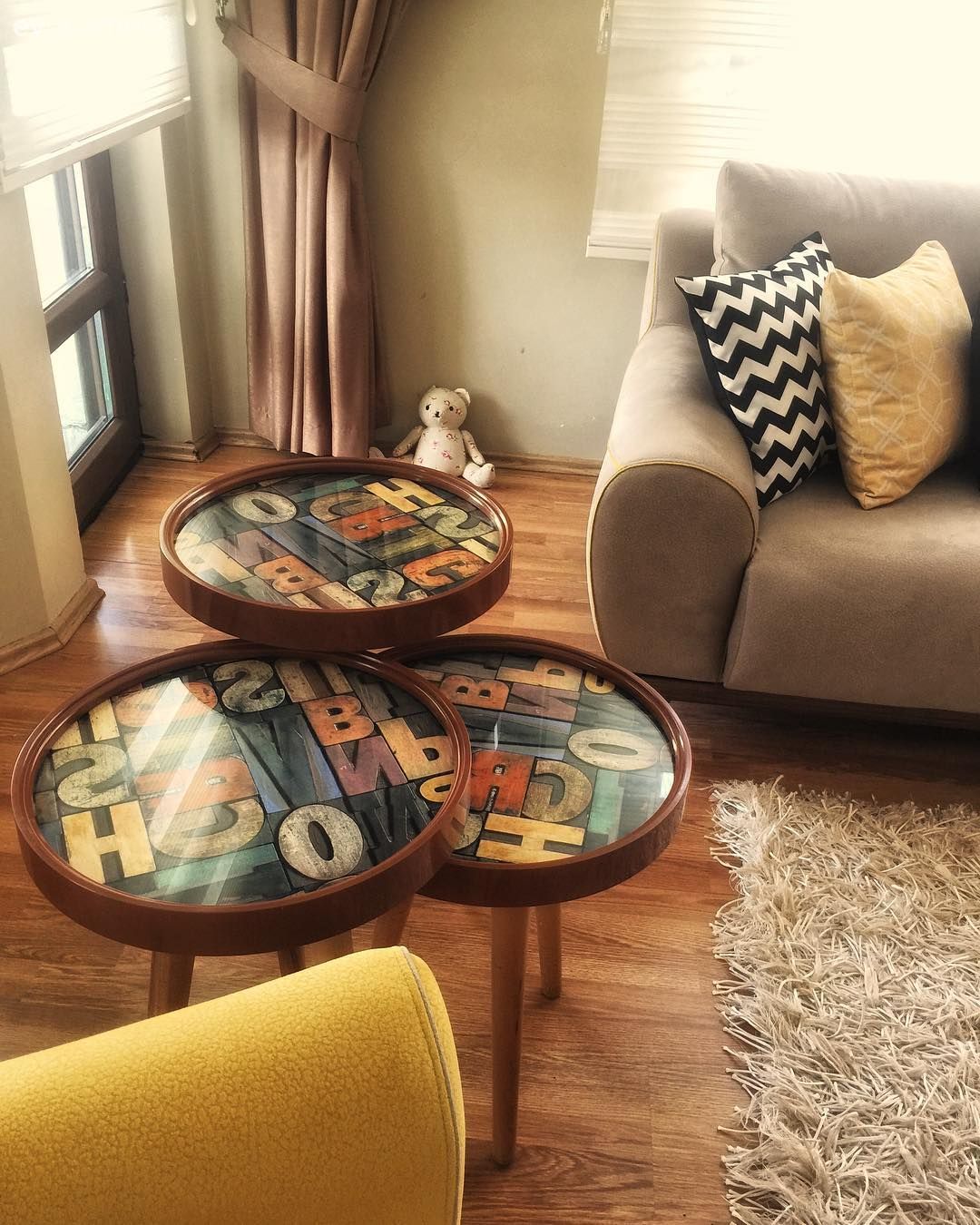 Gri, Salon, Sarı, Siyah- Beyaz, Yan sehpa