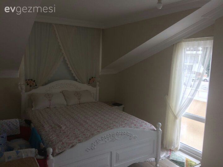 Çatı katı, Perde, Yatak Odası