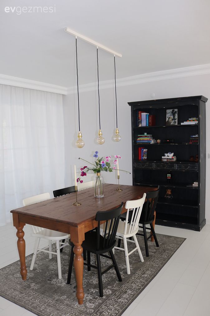 Ahşap Mobilya, Aydınlatma, Halı, Salon, Siyah, Siyah- Beyaz, Yemek Odası, Beyaz parke, Ahşap masa, Karıştır ve eşleştir, Vitrin