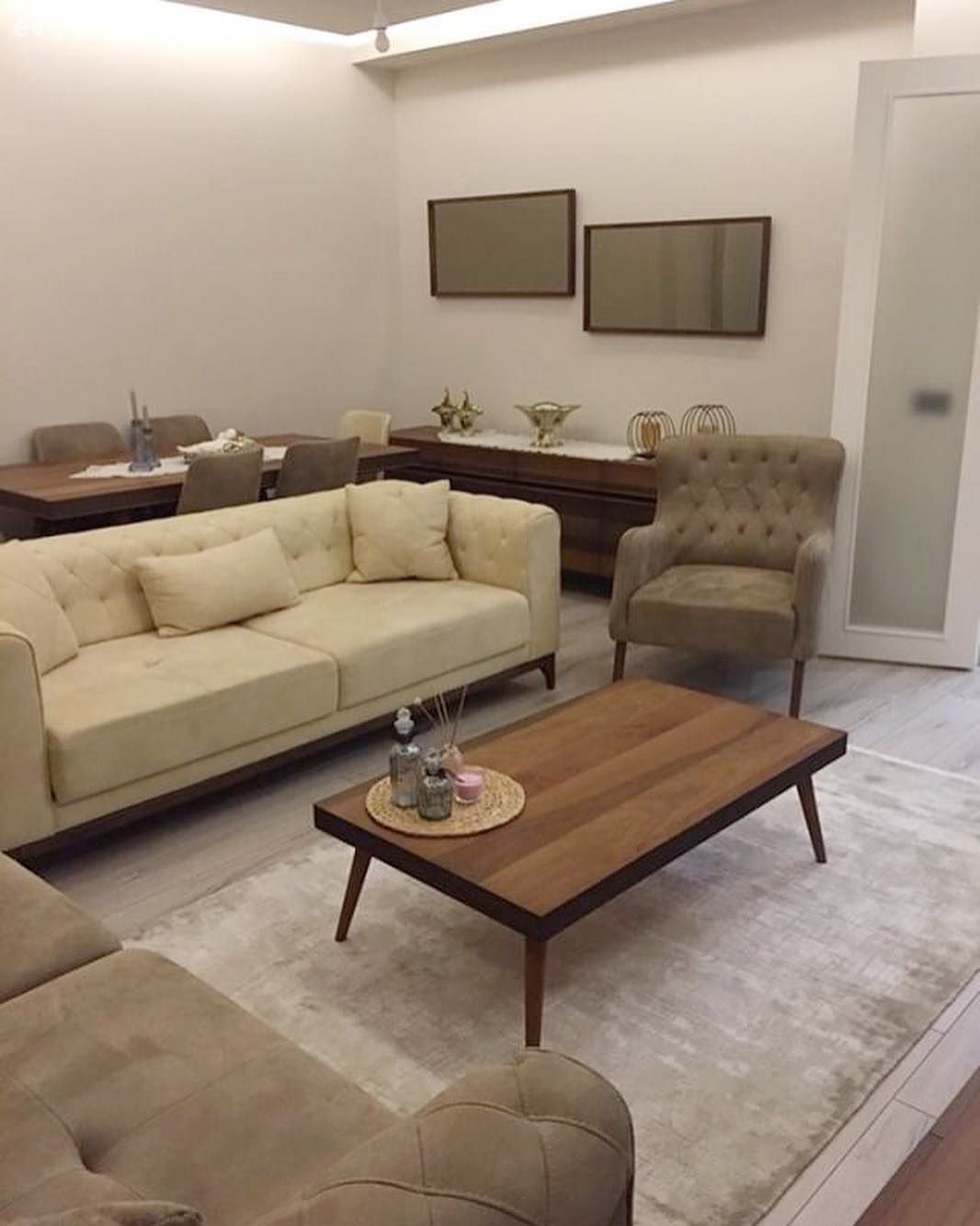 Bu Salon Sıcak Renkler, Modern Mobilyalarla Keyifleniyor