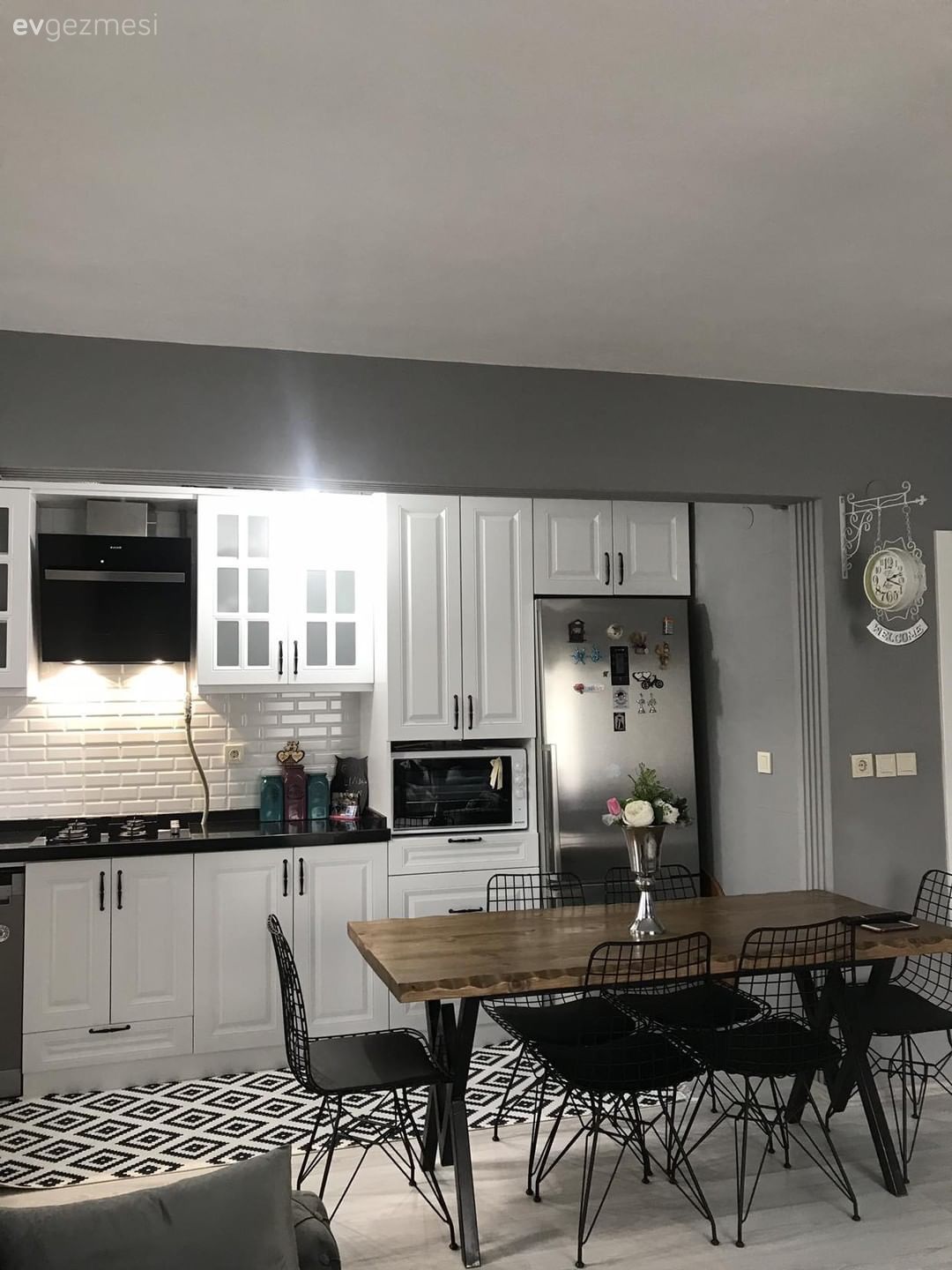 Bu Açık Mutfağın Dekorasyonunda Modern Esintiler Hissediliyor