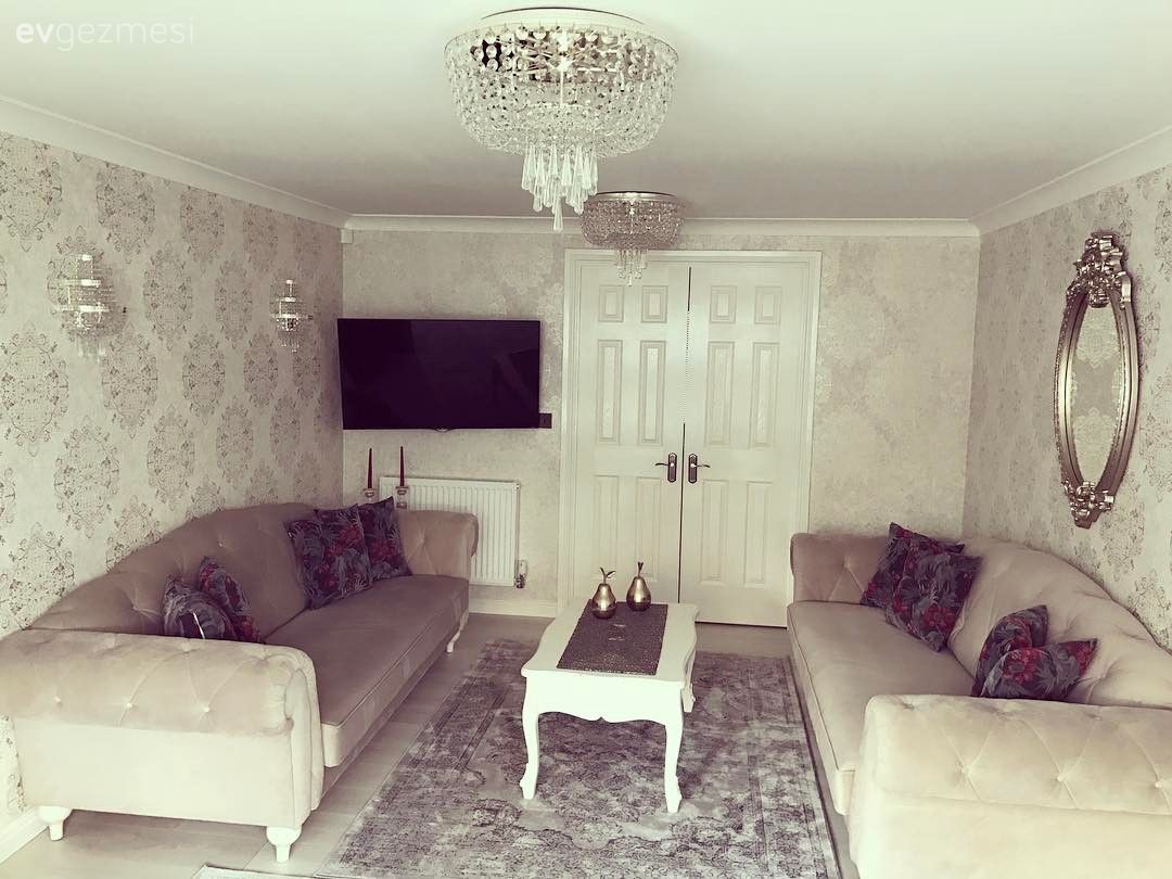 Salon, Krem, Halı, Orta sehpa, Ayna, Avize, Duvar kağıdı