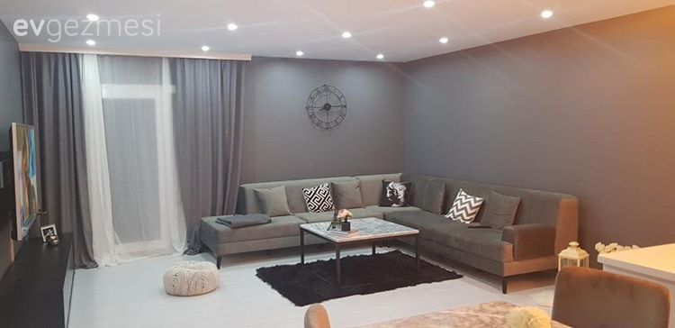 Salon, Köşe koltuk, Gri, Orta sehpa, Halı, Fon perde, Duvar saati, Spot aydınlatma