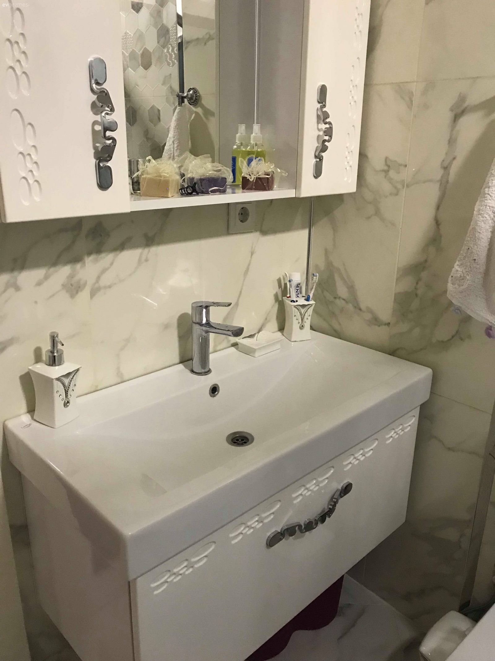 Bu Eskişehir Evinde Koyu Renkler Şık Aksesuarlara Arka Plan Oluşturuyor