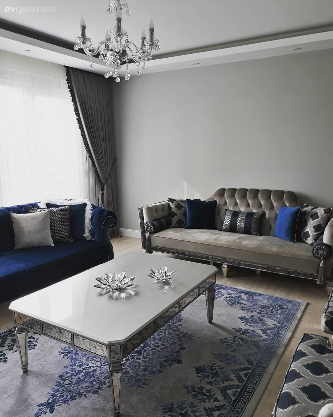 Salon, Lacivert, Avize, Taşlı avize, Halı, Mavi, Gri, Orta sehpa, Eskitme ayna