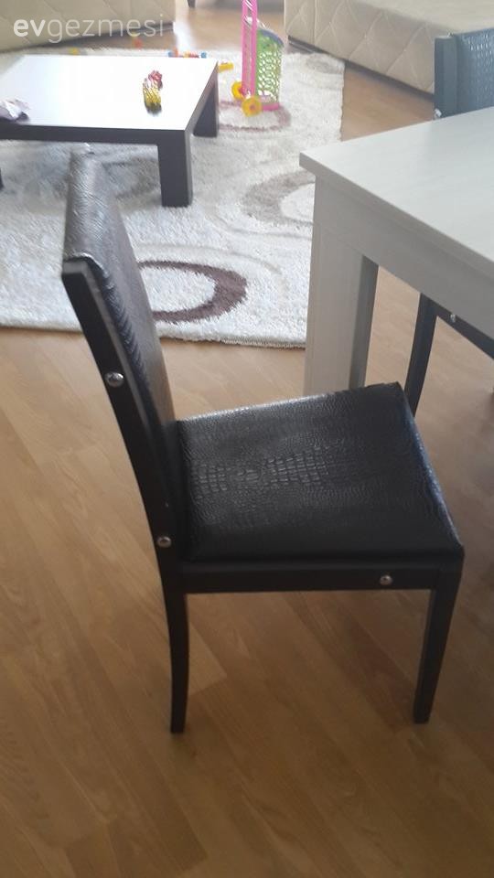 Leyla hanımın döşeme değişimiyle yepyeni bir görünüm alan salonu..