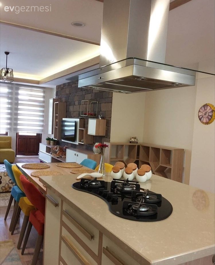 Mutfak, Ada mutfak, Mutfak masası