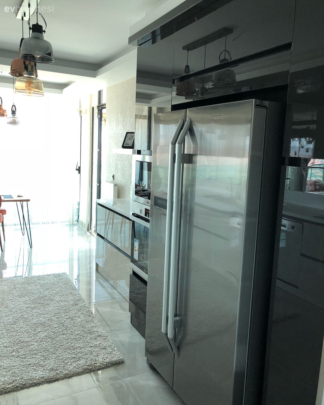 Bu ev gösterişçi olmadan kalitesini hissettiriyor.