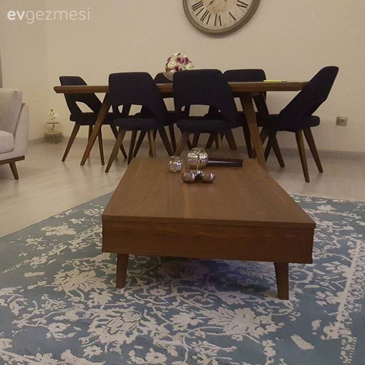 Ayça hanımın toprak tonlarını, ahşapla tamamladığı dingin evi..