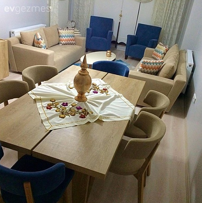 Krem ve mavi uyumunun vurgulandığı konforlu ve dingin bir ev..